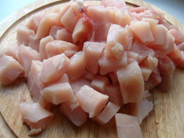 Приготовим фарш. Куриную грудку нарезать кубиками, не очень мелко.