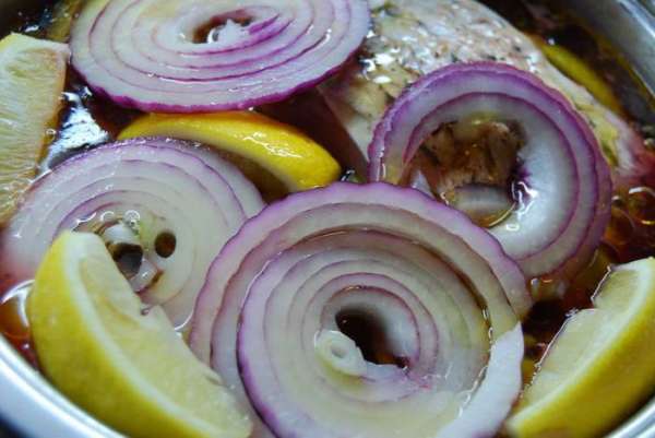 Нарезанный кольцами лук (кто не любит,можно и без лука) и ломтики лимона.