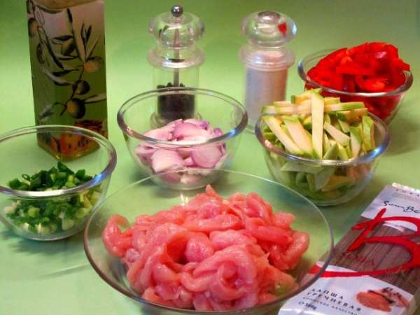 Куриное филе вымыть, обсушить бумажным полотенцем, нарезать тонкими полосками. Перец и лук нарезать соломкой. Цукини нарезать брусочками, 4 стебля зеленого лука мелко нарезать. Куриное филе вымыть, обсушить бумажным полотенцем, нарезать тонкими полосками. Перец и лук нарезать соломкой. Цукини нарезать брусочками, 4 стебля зеленого лука мелко нарезать.