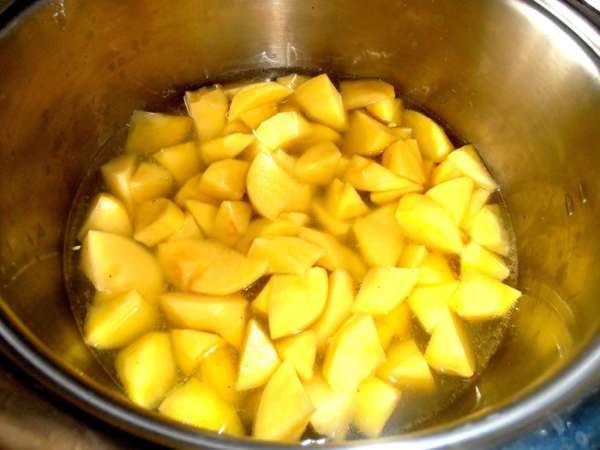 Картофель нарезать кусочками, залить водой и поставить на огонь. Картофель нарезать кусочками, залить водой и поставить на огонь.