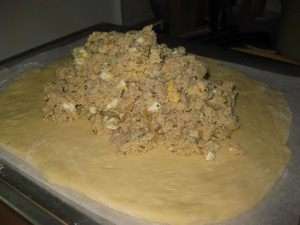 Кулебяку украсить завитушками из теста.