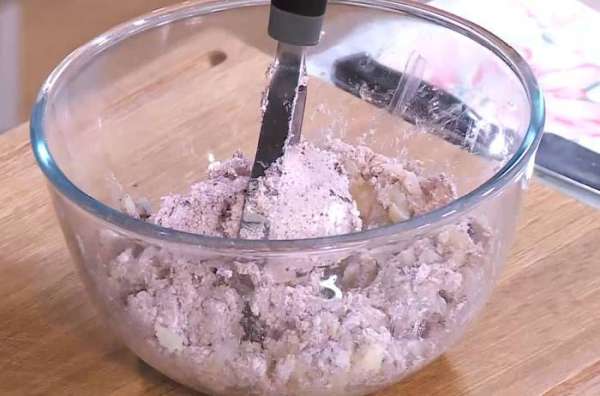 Отваренный картофель размять толкушкой в пюре, затем соединить с творогом и размять все вместе. Отваренный картофель размять толкушкой в пюре, затем соединить с творогом и размять все вместе.