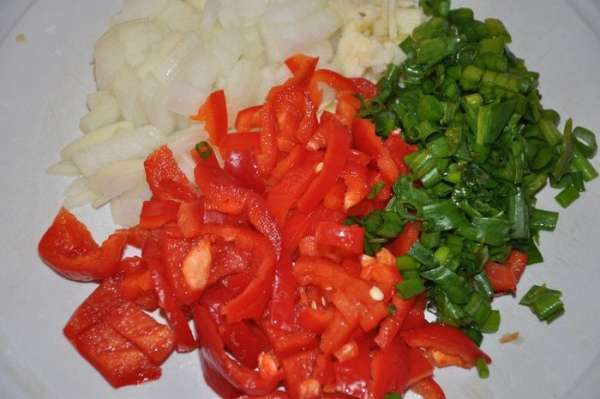 Лук, перец нарезать кубиками, чеснок и зеленый лук измельчить,