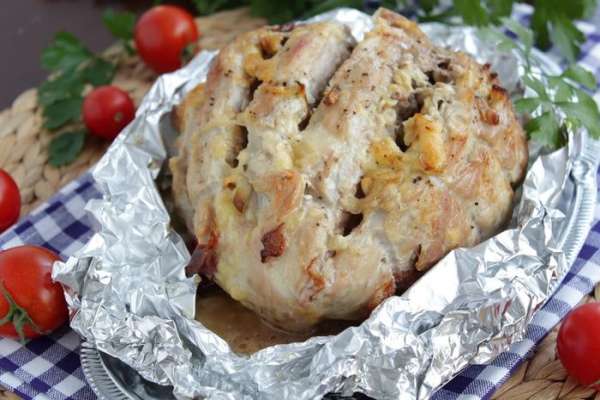 Достаем мясо из духовки, снимаем жгуты, режем на кусочки. Эта буженина хороша и в холодном виде.
