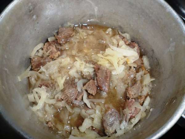 К капусте добавляем мясо и колбасу (порезанную на небольшие кубики).
