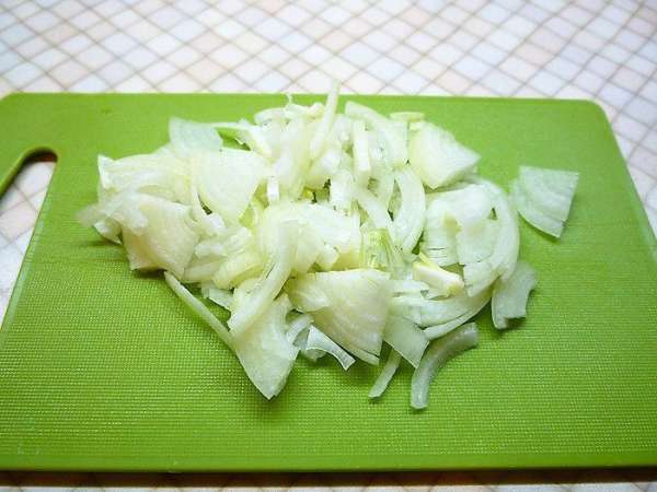 Репчатый лук нарезаем полукольцами. Репчатый лук нарезаем полукольцами.