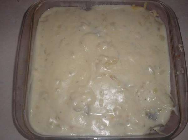 Готовим посыпку: муку, овсяные хлопья, укроп, красный перец перемешиваем, добавляем масло и растираем в крошку. Готовим посыпку: муку, овсяные хлопья, укроп, красный перец перемешиваем, добавляем масло и растираем в крошку.