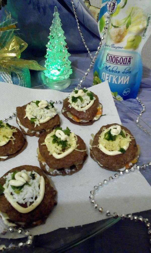 Украсить «слойки» можно по-разному, на свой вкус. В этот раз я сделала украшение из яиц, сыра и зелени в виде «сугробиков». Закуска из печени готова. Приятного аппетита! Украсить «слойки» можно по-разному, на свой вкус. В этот раз я сделала украшение из яиц, сыра и зелени в виде «сугробиков». Закуска из печени готова. Приятного аппетита!