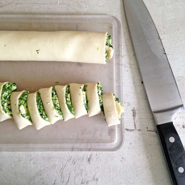 Нарезаем на кусочки шириной 1-2 см.