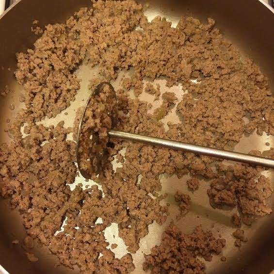 Готовый фарш размять.