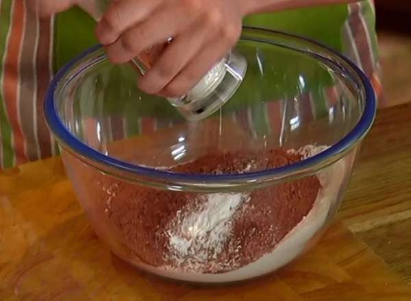 Муку перемешать с сахаром, какао, разрыхлителем и солью. 