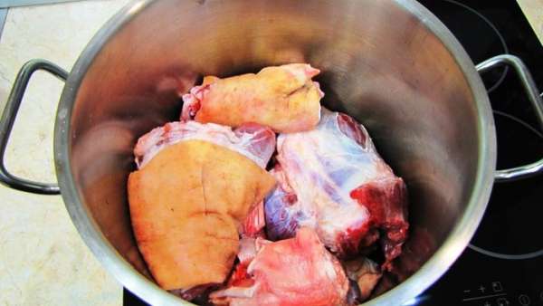 Залейте холодной водой, чтобы вода накрывала мясо на 5 сантиметров выше.
Поставьте на средний огонь. Залейте холодной водой, чтобы вода накрывала мясо на 5 сантиметров выше.
Поставьте на средний огонь.