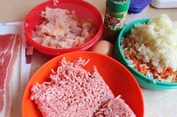 все овощи надо перекрутить на мясорубке, или натереть на терке..и я брала готовый фарш уже.. все овощи надо перекрутить на мясорубке, или натереть на терке..и я брала готовый фарш уже..