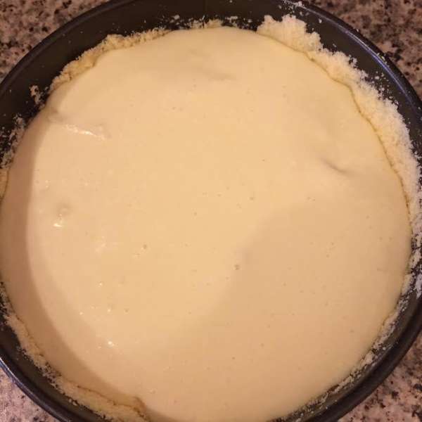 Залить творожной начинкой.
