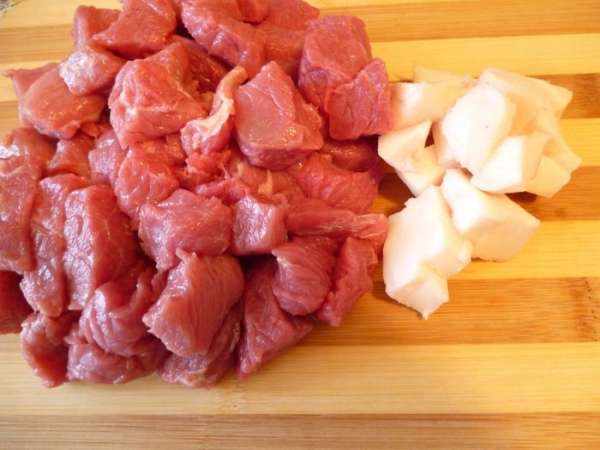Мясо и сало нарезать кусочками.