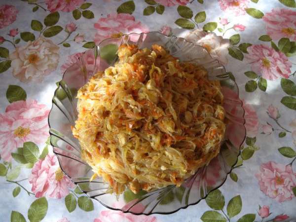 В глубокой миске смешать лапшу и овощи , добавить соевый соус по вкусу. Дать настояться пару часов и можно кушать!!! В глубокой миске смешать лапшу и овощи , добавить соевый соус по вкусу. Дать настояться пару часов и можно кушать!!!
