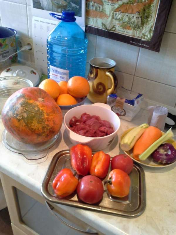 Протушить лук и сельдерей, в другой сковородке обжарить мясо,соединить и тушить дальше.
