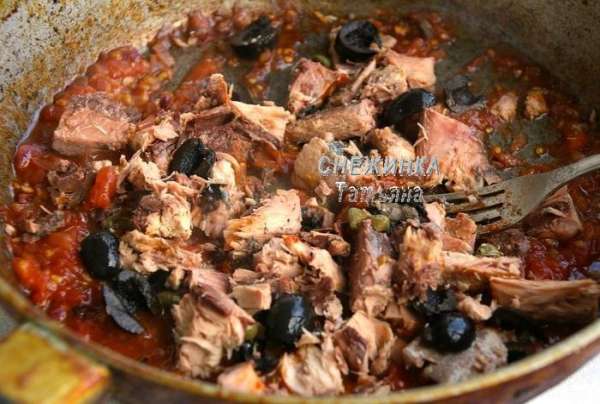 Кладём тунец кусочками, маслины, разрезанные пополам и каперсы. Перемешиваем. Перчим. Пробуем на соль, по необходимости подсаливаем. Томим пару минут и выключаем.