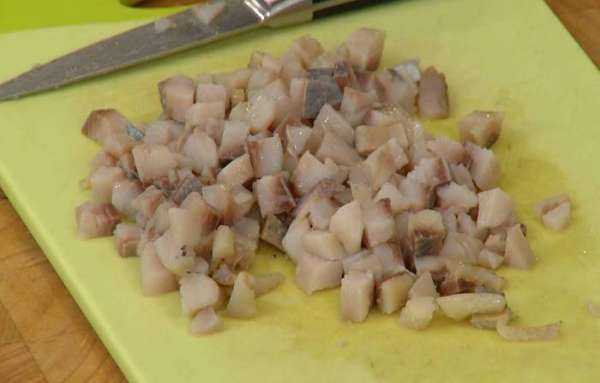 Филе сельди нарезать маленькими кубиками.