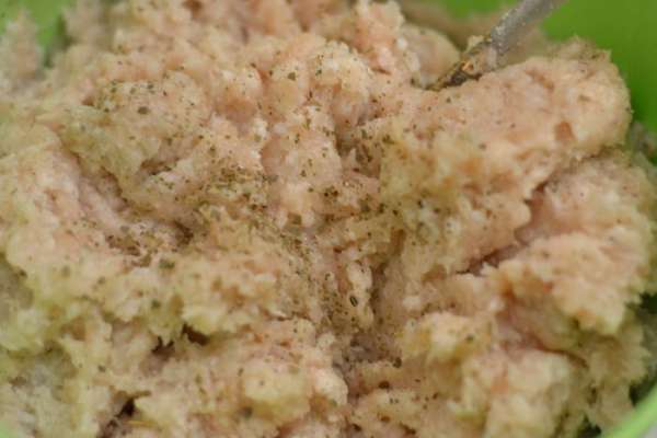 Тем временем приготовьте фарш,смолоть в мясорубке мясо с луком и салом,посолить,поперчить, добавить молотый лавровый лист. Тем временем приготовьте фарш,смолоть в мясорубке мясо с луком и салом,посолить,поперчить, добавить молотый лавровый лист.