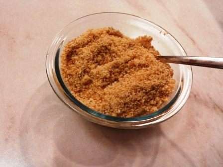 Сегодня я решила сделать конфетки с грильяжной крошкой, апельсиновой цедрой и цельным миндалем. В кастрюльке варим карамель из 50 гр. сахара и выливаем ее на 2 ст.л. измельченного (не мелко) кешью. Остужаем и измельчаем в блендере в среднюю крошку. Добавляем в первую емкость. Во-вторую апельсиновую цедру, а в третью вафельную крошку (масса будет поплотнее) и при формировании конфет добавляем цельный миндаль в серединку. Получается примерно по 12 конфет каждого вида. Чтобы конфетки различать их нужно сделать или разной формы или в разной обсыпке. Конфеты с грильяжной крошкой я разложила по формочкам, с цельным миндалем прокатала в какао-порошке, а с апельсиновой цедрой прокатала в измельченном кешью. 