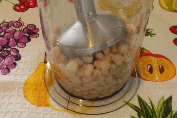 Фасоль поместить в стакан блендера, добавить уксус, минеральную воду, горчицу, соль и сахар.