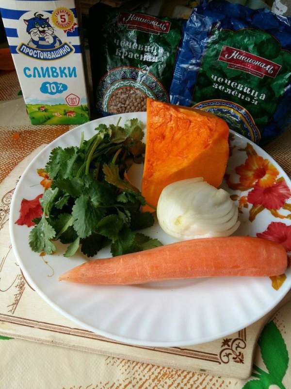 Морковь потереть на крупной терке, порезать лук полукольцами, тыкву кубиками 1 см. 