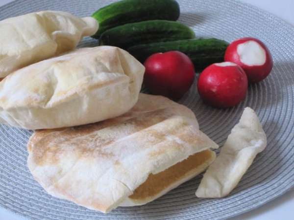 Готовые лепешки накрыть полотенцем, чтобы они не засохли.