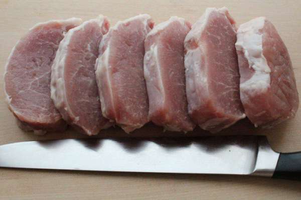 Мясо нарезать порционными кусками толщиной 1-1,5 см. У меня получилось 6 штук по 100 г.