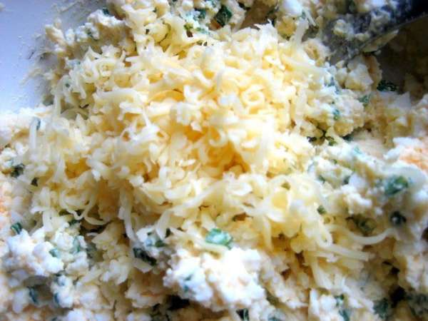 Добавляем сыр для главного аромата и вкуса в начинку. Добавляем сыр для главного аромата и вкуса в начинку.