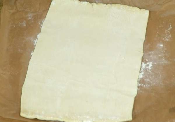 Рабочую поверхность присыпать мукой и раскатать тесто не слишком тонко. Рабочую поверхность присыпать мукой и раскатать тесто не слишком тонко.