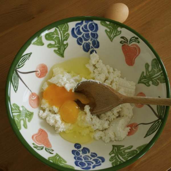 В миске размять сыр рикотта. Добавить яйца и размешать до однородного состояния. 