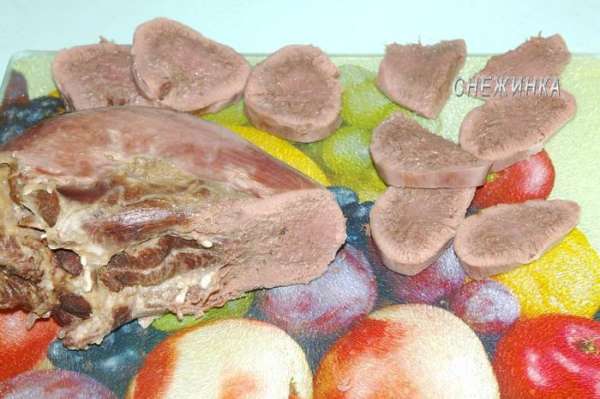 Нарезаем язык порционными кусочками поперек, необходимой толщины. Нарезаем язык порционными кусочками поперек, необходимой толщины.