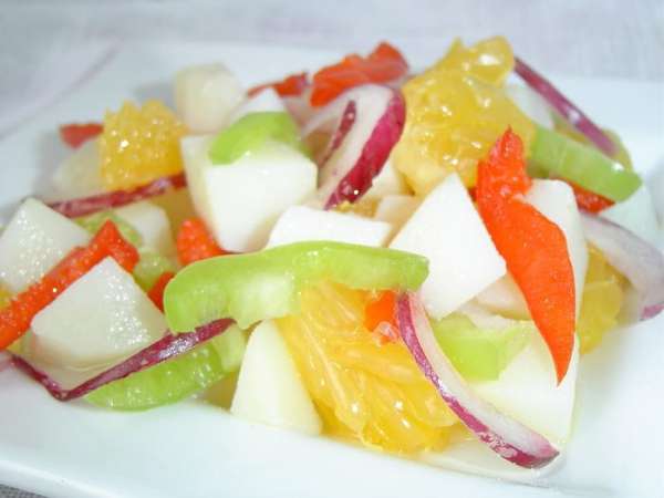 Картофель,лук, апельсин, перец перемешиваем, к оливковому маслу добавляем винный уксус и слегка взбиваем вилочкой, а затем заправляем салат.Солим и перчим по вкусу.