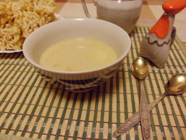 Посолить чай по вкусу, разлить по пиалам, положить в каждую кусочек сливочного масла и сразу же подавать к столу. Первую пиалу — самой старшей женщине за столом. Рахим итегез!
