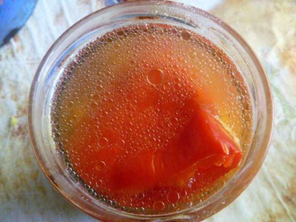 Заливаем горячим маринадом и закатываем.
Оставить до полного остывания. Заливаем горячим маринадом и закатываем.
Оставить до полного остывания.