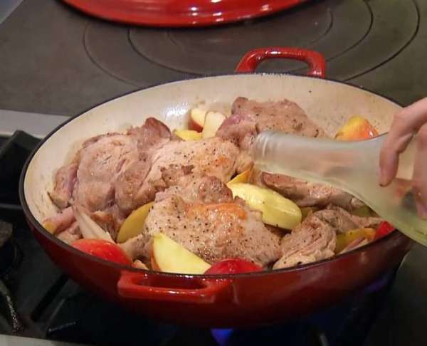 Выложить в сковороду с луком и чесноком яблоки, слегка обжарить, затем добавить обжаренную свинину, влить белое вино и дать алкоголю выпариться. Выложить в сковороду с луком и чесноком яблоки, слегка обжарить, затем добавить обжаренную свинину, влить белое вино и дать алкоголю выпариться.