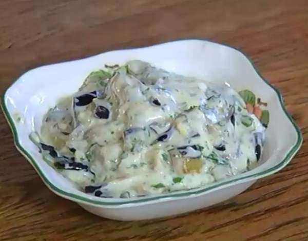 Обжаренные баклажаны нарезать тонкими полосками и добавить в салатницу с соусом.