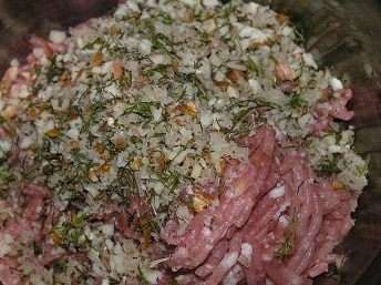 Свинину провернуть в мясорубке, добавить смесь из блендера, тшательно перемешать, посолить.