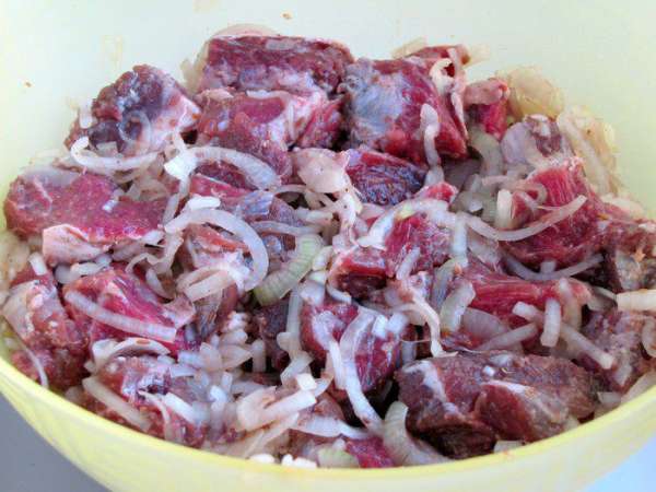 Выложить к луку мясо и все хорошо перемешать.