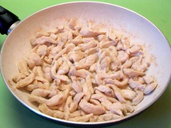 На сковороде разогреть растительное масло, обжарить куриные полоски. На сковороде разогреть растительное масло, обжарить куриные полоски.
