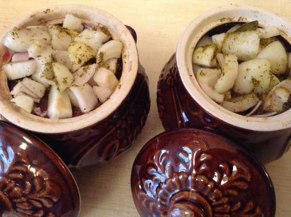 Сложить в горшочки (у меня из этого количества получилось два) - слой мяса (на дно положить кусочки пожирнее), далее посолить, посыпать хмели-сунели, положить слой лука, лавровый лист и в таком же порядке повторить еще раз. Закрыть крышкой.
Поставить в духовку на 1,5 часа при температуре 180 градусов. Сложить в горшочки (у меня из этого количества получилось два) - слой мяса (на дно положить кусочки пожирнее), далее посолить, посыпать хмели-сунели, положить слой лука, лавровый лист и в таком же порядке повторить еще раз. Закрыть крышкой.
Поставить в духовку на 1,5 часа при температуре 180 градусов.