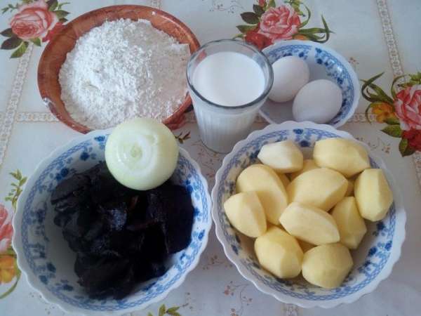 Подготавливаем продукты. Очищаем картофель. Кладем в кастрюлю, добавляем воду и соль. Варим до готовности.