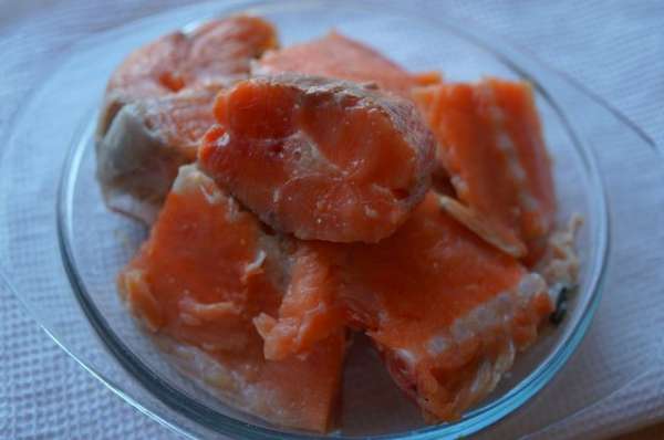 У меня была целая тушка лосося, которую засолили, а вот пара кусочков (от хвоста и головы) осталась. Так что, если это не филе - надо взять больше рыбы - около 400 г; очистить от кожуры, посолить, поперчить и полить ликером (типа Pernod, Becherovka) и отставить на 30-40 мин в сторону.