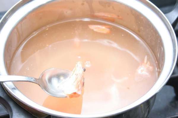 Панцири и головы положить в кастрюльку, залить 700 мл воды и довести до кипения.
Панцири и головы положить в кастрюльку, залить 700 мл воды и довести до кипения.