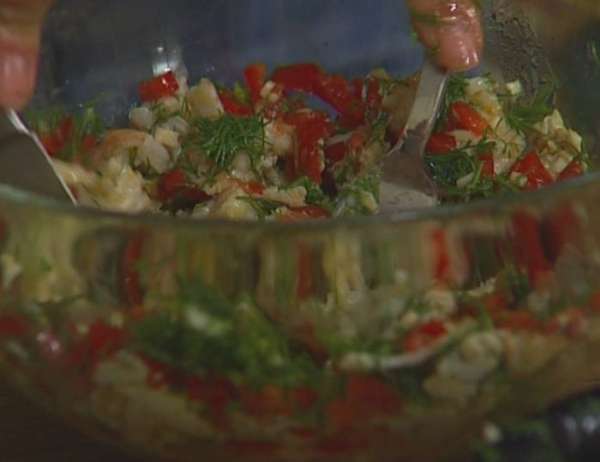 Перемешать мясо раков с укропом, чесноком и чили, добавить лимонный сок и 4 ст. ложки оливкового масла.