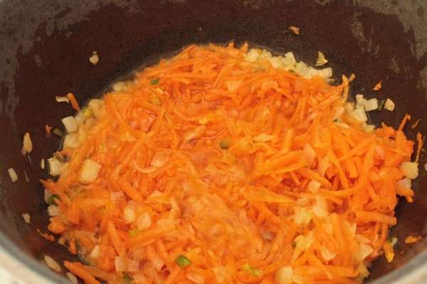 Я готовлю блюда такого типа в казане,т.е. все продукты обжариваю в нем же.Вы можете обжаривать на сковороде и потом тушить в удобной для вас посуде.Луковица и морковь средней величины.Репчатый лук нарезать мелким кубиком,морковь натереть на крупной терке.Казан нагреть на среднем огне,налить растительное масло. Пассировать лук до прозрачности(2-3 минуты), добавить морковь,помешивая,обжаривать еще 5-7 минут. Я готовлю блюда такого типа в казане,т.е. все продукты обжариваю в нем же.Вы можете обжаривать на сковороде и потом тушить в удобной для вас посуде.Луковица и морковь средней величины.Репчатый лук нарезать мелким кубиком,морковь натереть на крупной терке.Казан нагреть на среднем огне,налить растительное масло. Пассировать лук до прозрачности(2-3 минуты), добавить морковь,помешивая,обжаривать еще 5-7 минут.