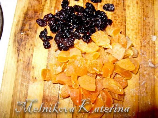 Добавить изюм и курагу к мясу, тушить 2-3 минуты. Добавить все специи, перемешать. 