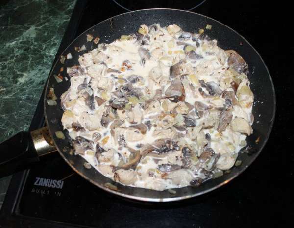 Появилась 'золотинка' - отлично! Теперь нужно посолить и поперчить по вкусу, добавить сливки (если сливок оказалось маловато у вас, добавьте кипяченной воды). Все необходимо перемешать и оставить готовиться 10 минут на слабом огне. За пару минут до окончания добавить мелко порезанный чеснок.