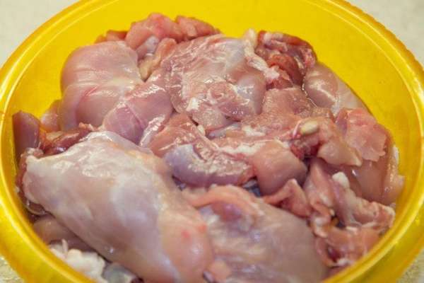 Срезаем с тушки кролика все мясо, в том числе и жирок, который есть у кролика.